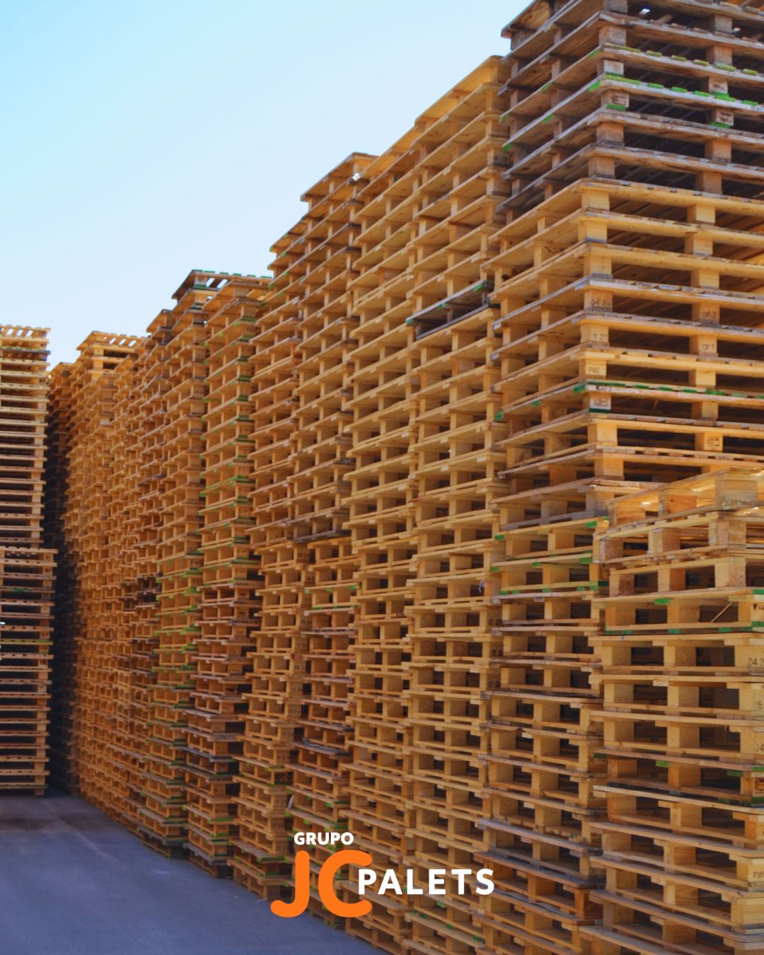 Pilas de envases de madera para gestión LER 150103