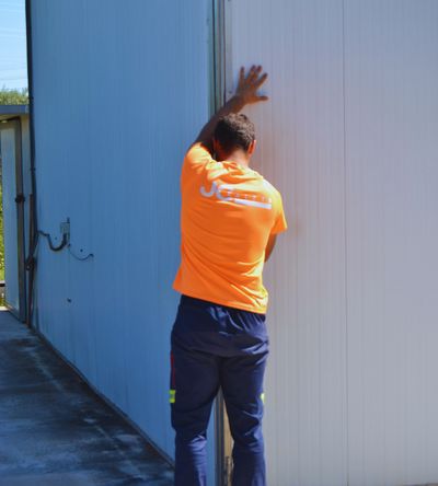Trabajador en instalaciones de JC Palets